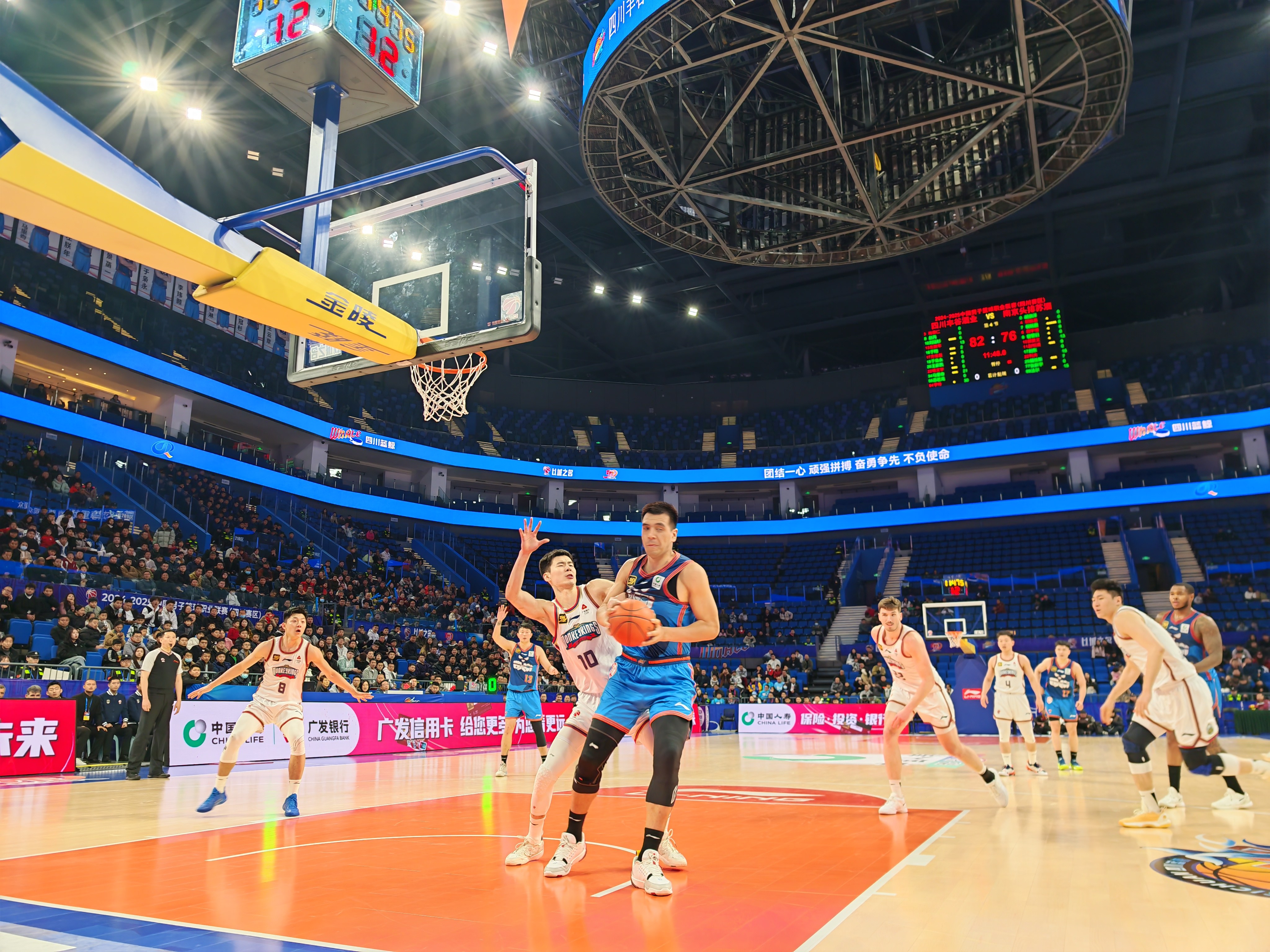 江苏男篮在比赛中展现实力，轻松取胜