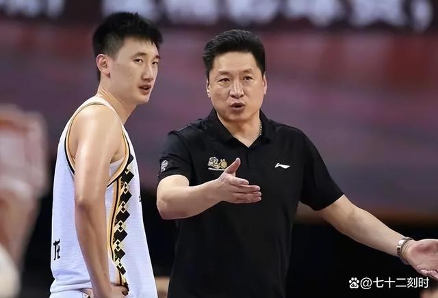 球队经理组召开内部会议，商议球队发展策略的简单介绍