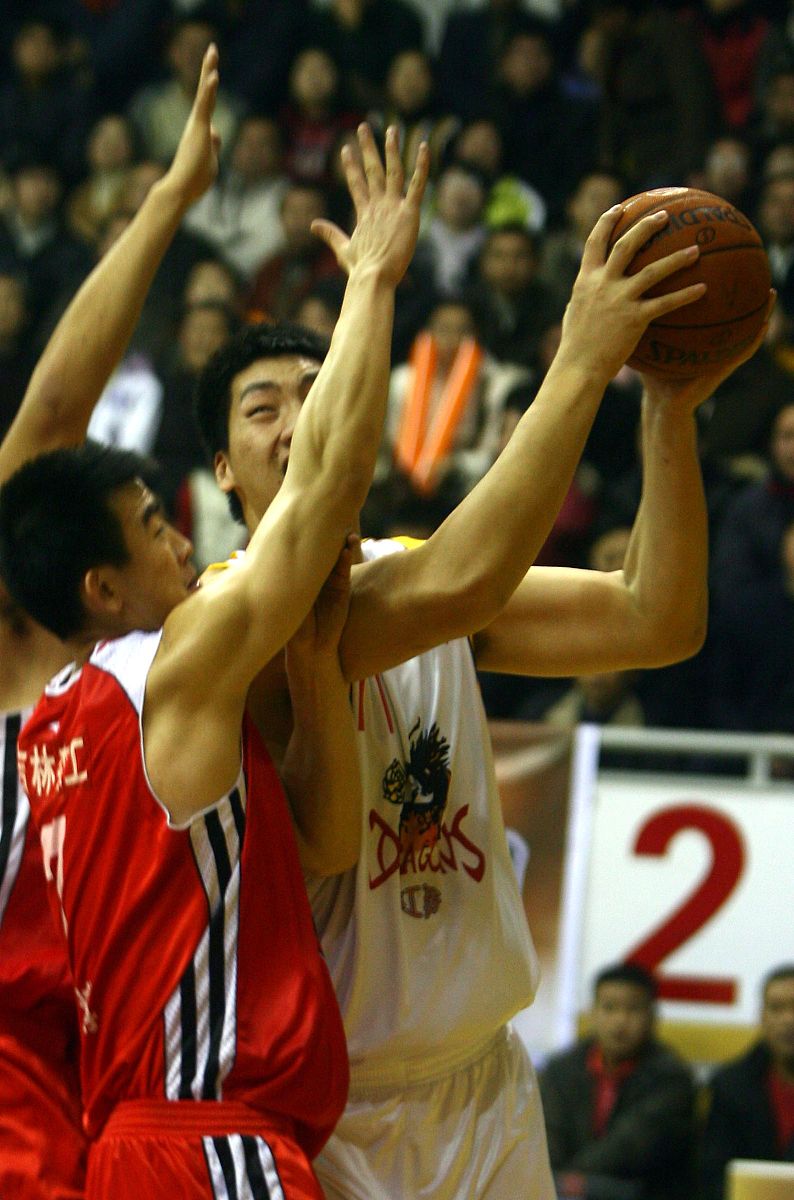 山东男篮队员拼尽全力，力取胜利的简单介绍