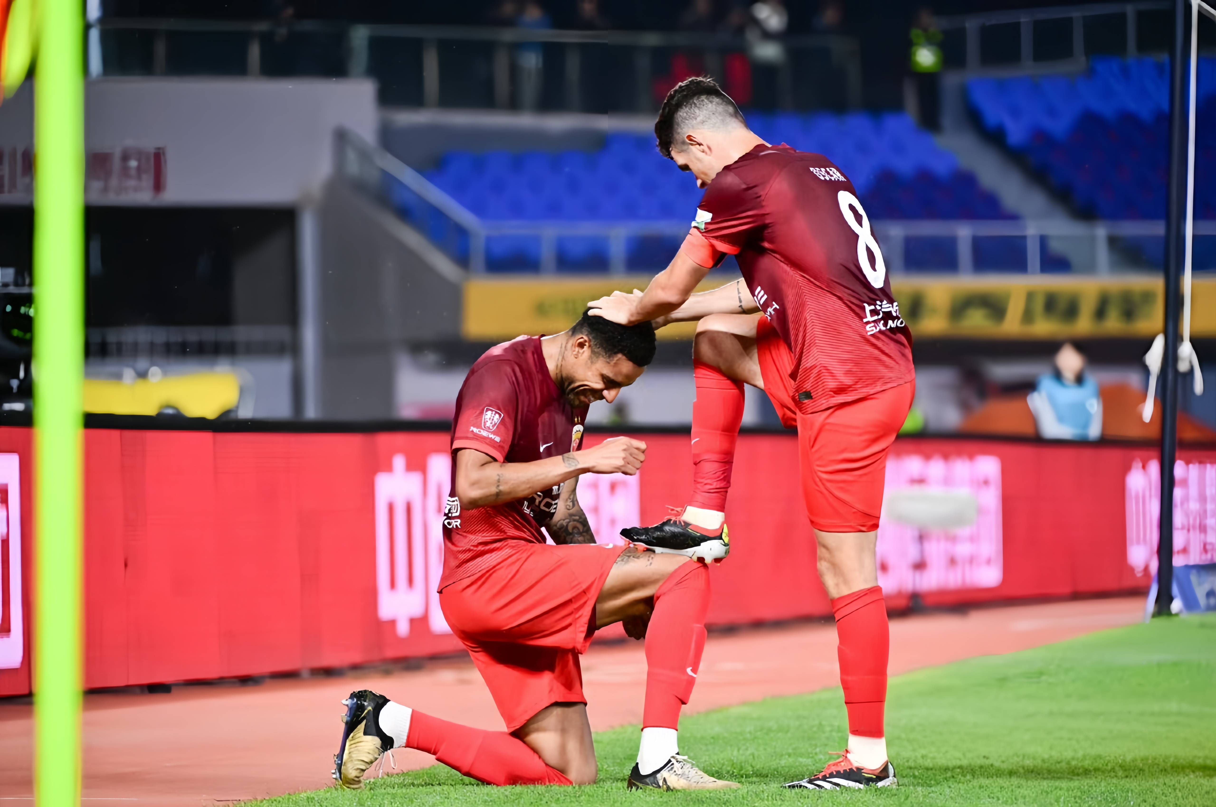 九游官网-狼队球员状态高涨，轻松获胜