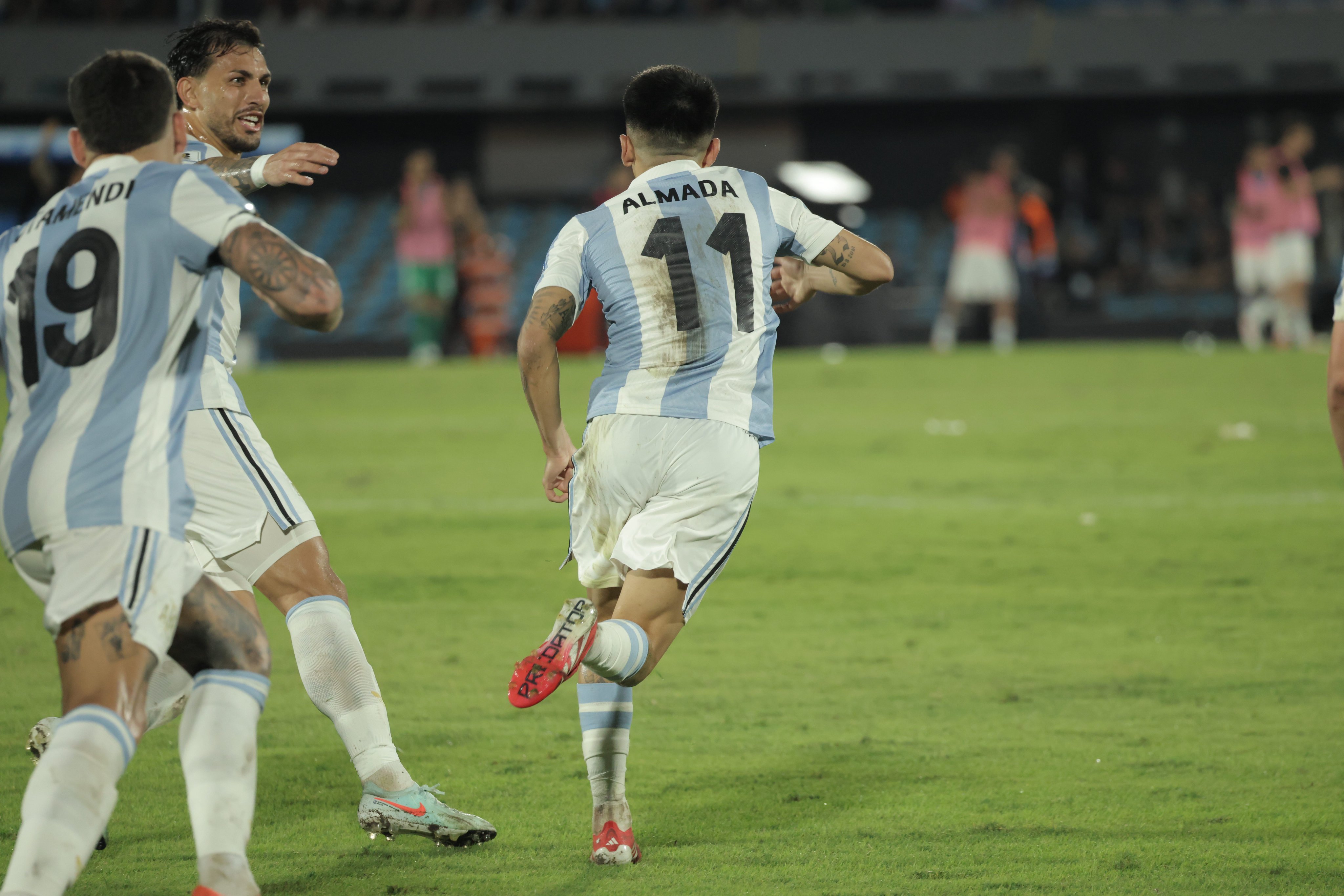 里尔客场战胜对手，继续领跑