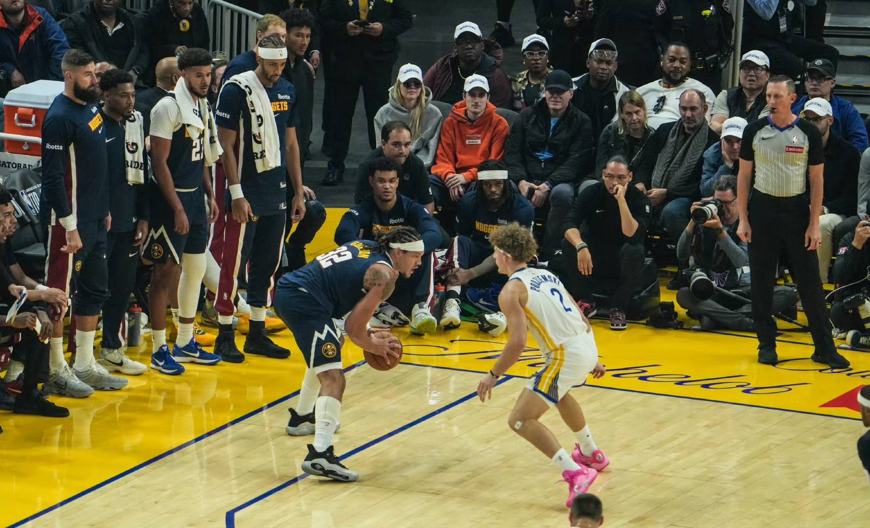 勇士客场击败黄蜂，取得关键胜利的简单介绍