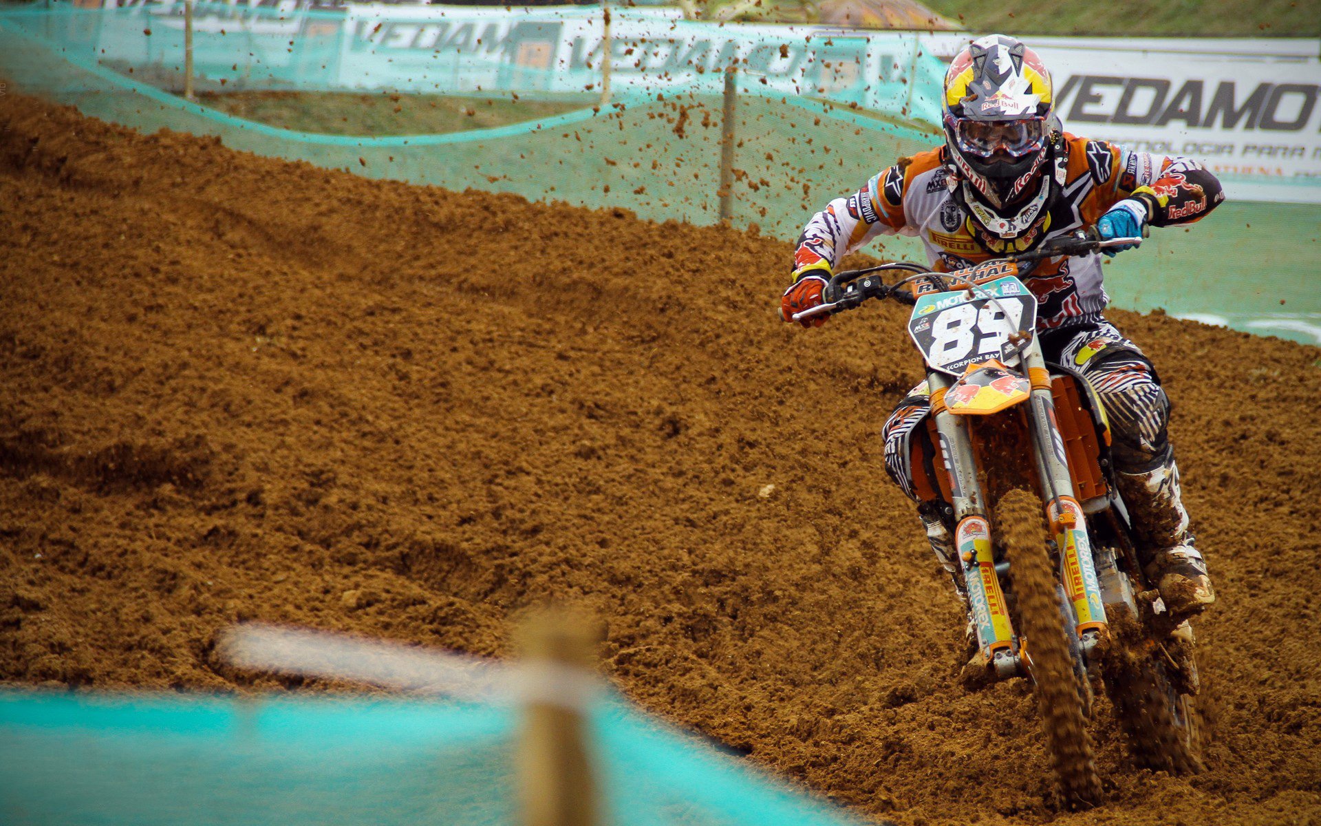 西甲国家德比之夜，爱德华兹完成里程碑