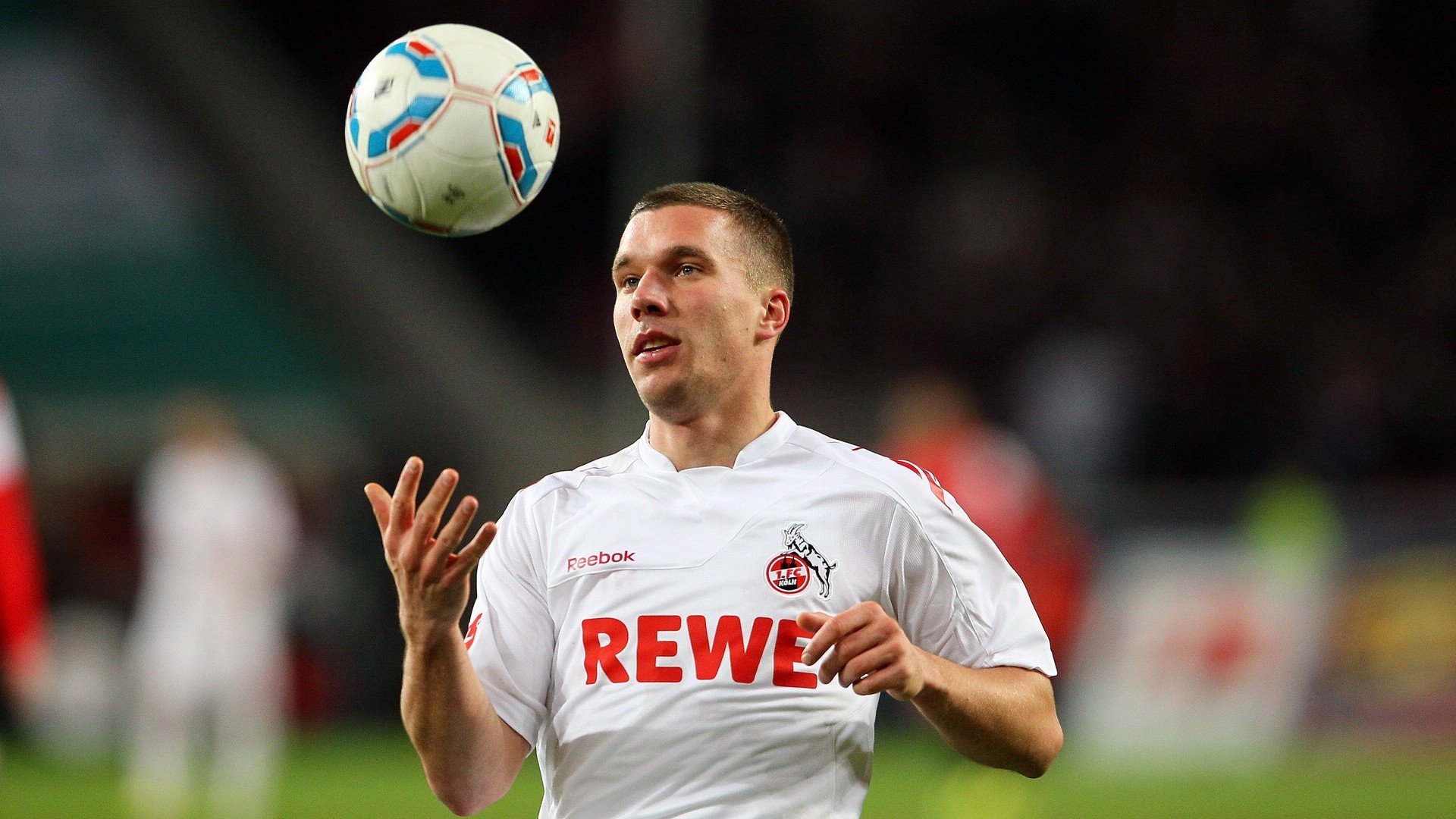 赛道与绿茵的奇妙交会，F1年度争冠之夜，姆巴佩如何成为全场焦点